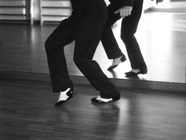 Erkek balo salonu dans salsa dans eğitmenleri adam okul prova odasında dans