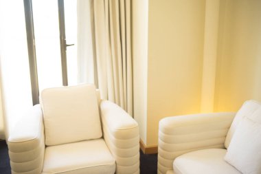 Lüks modern otel odası yatak odası yatak odası, yatak, çarşaf, yastık temiz ve misafirler için hazır..