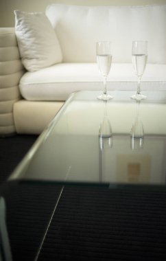 Lüks modern otel odası yatak odası yatak odası, yatak, çarşaf, yastık temiz ve misafirler için hazır..