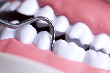 Titanyum metal diş hekimi temizlik dişler plak ve çürüme kaldırmak için araç almak.