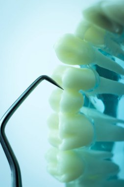 Titanyum metal diş hekimi temizlik dişler plak ve çürüme kaldırmak için araç almak.