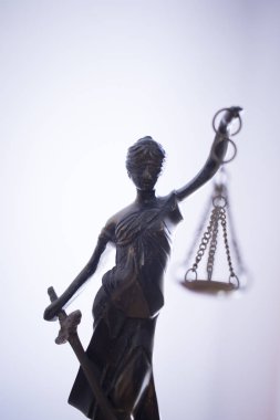 Avukatlar ofiste pullarla kör tanrıçası Themis hukuk office yasal adalet heykeli.