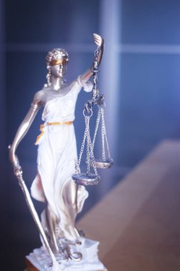 Avukatlar ofiste pullarla kör tanrıçası Themis hukuk office yasal adalet heykeli.