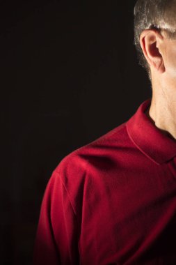 Modern dijital teknoloji işitme cihazı kulağına giyen sağır kıdemli vatandaş adam.