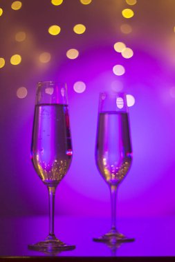 Gece kulübünde parti çubuğunda Ibiza İspanya ışıkların düğün sırasında prosecco kava bardak şampanya köpüklü şarap.