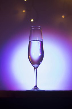 Discotque parti çubuğunda Ibiza İspanya ışıkların düğün sırasında prosecco kava bardak şampanya köpüklü şarap.