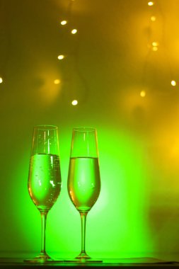 Discotque parti çubuğunda Ibiza İspanya ışıkların düğün sırasında prosecco kava bardak şampanya köpüklü şarap.