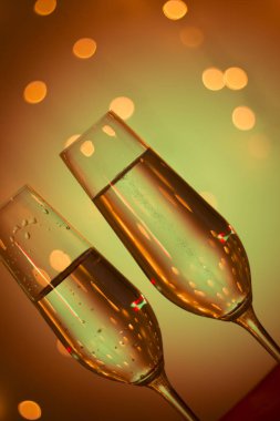 Discotque parti çubuğunda Ibiza İspanya ışıkların düğün sırasında prosecco kava bardak şampanya köpüklü şarap.