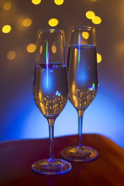 Discotque parti çubuğunda Ibiza İspanya ışıkların düğün sırasında prosecco kava bardak şampanya köpüklü şarap.