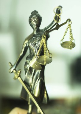 Avukatlar ofiste adalet tanrıçası themis ile yasal hukuk firması bronz heykeli ölçekler.