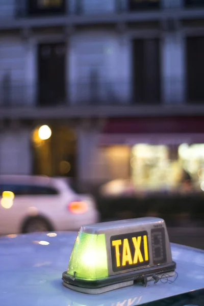 Ulicy Miasta Hiszpania Madryt Taksówki Światła Nocy Świeci Się Zielono — Zdjęcie stockowe
