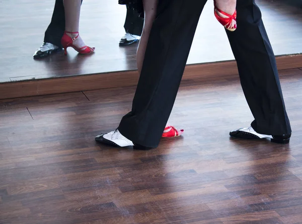 Balo dansı salsa eğitmenleri erkek ve kadın çift shcool prova odasında dans ediyorlar.