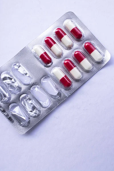 Медикаментозные Таблетки Рецепту Лекарства Пузырь Пакет Красных Белых Капсул Лекарства — стоковое фото