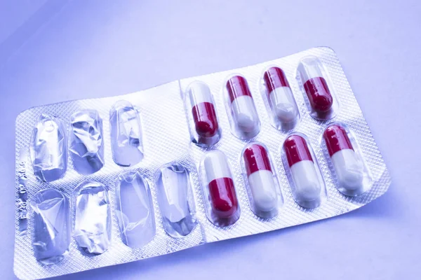 Tıbbi reçete uyuşturucu hap Vakumlu Ambalaj kırmızı ve beyaz ilaç kapsül.