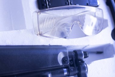 Yumuşak hava tabancası oyuncak plastik silah setini yeni ve koruyucu gözlükler.