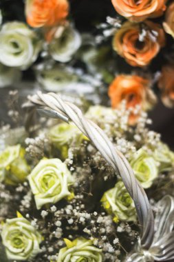 Çiçekçi dükkanı kesme çiçek buket sepet aranjman.