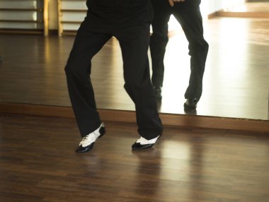 Erkek balo salonu dans salsa dans eğitmenleri adam okul prova odasında dans