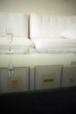 Lüks modern otel odası yatak odası yatak odası, yatak, çarşaf, yastık temiz ve misafirler için hazır..