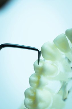 Titanyum metal diş hekimi temizlik dişler plak ve çürüme kaldırmak için araç almak.