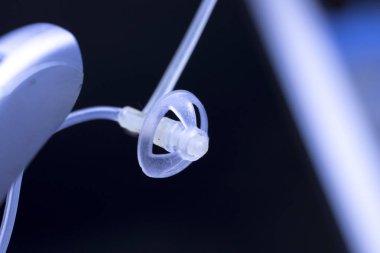 Sağır ve har işitme yardımcı olmak için dijital modern teknoloji işitme cihazı.