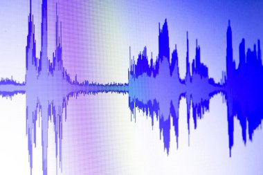 Ses ses dalgası stüdyo bilgisayar programı ekran gösterimleri ses dublaj vokal kaydı gelen ekranda düzenleme.