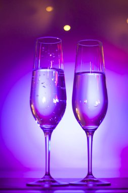 Discotque parti çubuğunda Ibiza İspanya ışıkların düğün sırasında prosecco kava bardak şampanya köpüklü şarap.