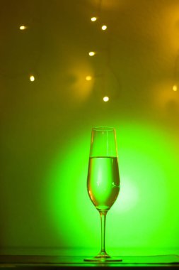 Discotque parti çubuğunda Ibiza İspanya ışıkların düğün sırasında prosecco kava bardak şampanya köpüklü şarap.