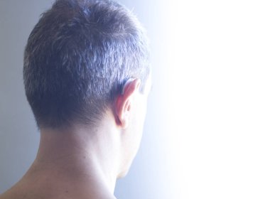 Kulaklardaki modern dijital işitme cihazı sağır ve işitme zorluğu çeken hastalar için.