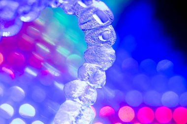 Görünmez diş hizmetli ortodontik parantez. Diş hizalamayı düzeltmek için plastik modern straighterners.