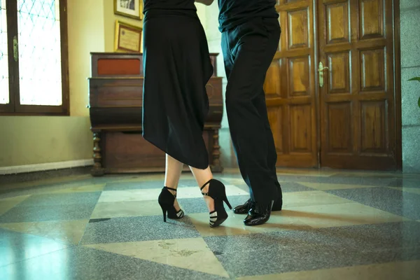 Танцовщицы Зале Свадебных Вечеринок Танцуют Качестве Шоу — стоковое фото