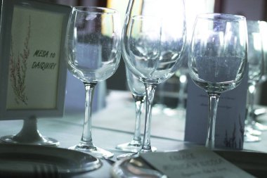 Düğün resepsiyonu ziyafet akşam yemeği parti masa yer ayarlarını lüks otel mekan olarak ayarla.