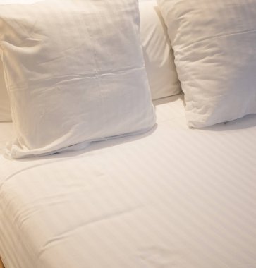 Konuklar için kapak temiz hazır durumda modern minimalist lüks beş yıldızlı bir otel yatak pamuklu çarşaf ve yastık.