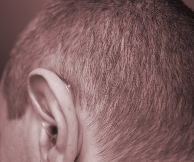 Modern kompakt dijital audiophone kulak işitme adamın kulağına.