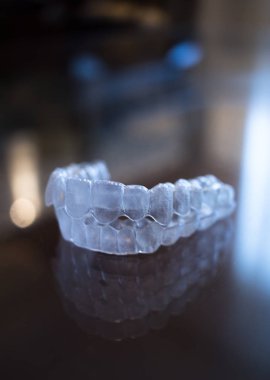 Görünmez açık diş diş aligner düzleştiriciler modern estetik parantez olarak ortodontik diş tedavisi için.