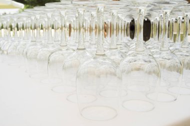 Lüks Otel düğün evlilik konuklar üzerinden içmek hazır, kırmızı veya beyaz şarap gözlük.