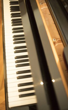 Konser salonu piyano klavye tuşları klasik müzik performans için hazır