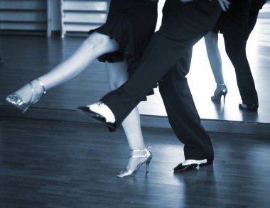 Balo dansı salsa eğitmenleri erkek ve kadın çift shcool prova odasında dans ediyorlar.