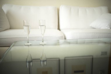 Lüks modern otel odası yatak odası yatak odası, yatak, çarşaf, yastık temiz ve misafirler için hazır..