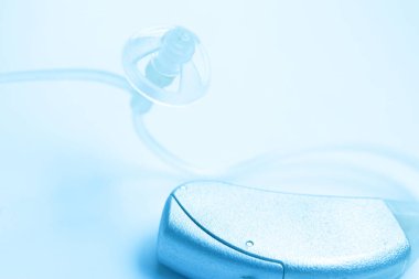 Sağır ve har işitme yardımcı olmak için dijital modern teknoloji işitme cihazı.