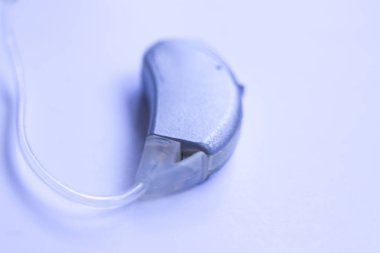 Sağır ve har işitme yardımcı olmak için dijital modern teknoloji işitme cihazı.