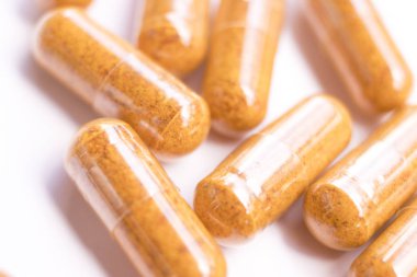 Sağlıklı bir yaşam için multi vitamin ve mineral doğal sağlık gıda takviyesi hapları.