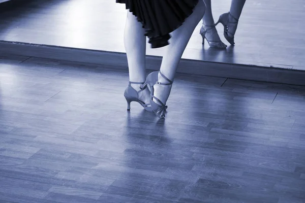 Feminino Salão Dança Salsa Dançarina Instrutora Mulher Dançando Sala Ensaio — Fotografia de Stock