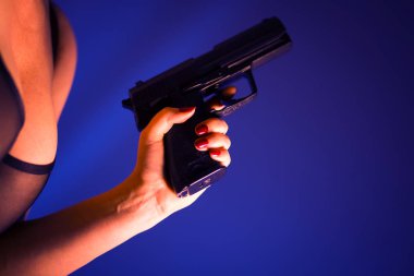 İç çamaşırı iç giyim sütyen tabanca otomatik tabanca ile seksi busty kadın avcısı.