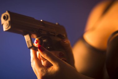 İç çamaşırı iç giyim sütyen tabanca otomatik tabanca ile seksi busty kadın avcısı.