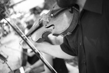 Lüks otel bahçesinde açık havada evlilik resepsiyon sırasında düğün müzik müzisyen grubu.