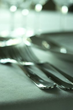 Düğün resepsiyonu ziyafet akşam yemeği parti masa yer ayarlarını lüks otel mekan olarak ayarla.