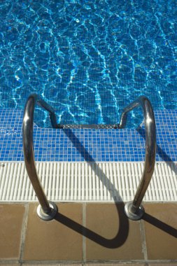 Yaz açık yüzme havuzunda lüks resort otel Bahçe