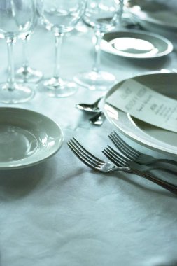 Düğün resepsiyonu ziyafet akşam yemeği parti masa yer ayarlarını lüks otel mekan olarak ayarla.