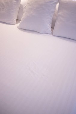 Konuklar için kapak temiz hazır durumda modern minimalist lüks beş yıldızlı bir otel yatak pamuklu çarşaf ve yastık.