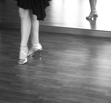 Kadın balo salonu dans salsa dansçısı eğitmen kadın okul prova odasında dans